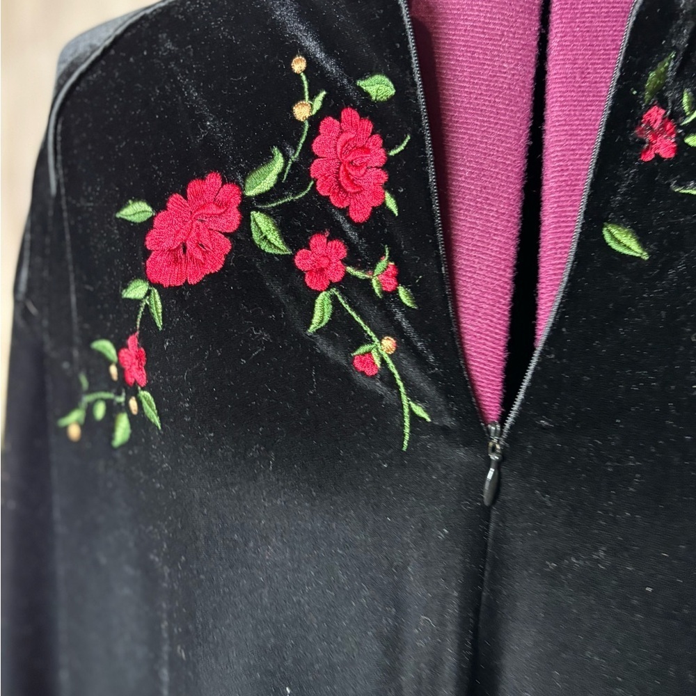 Carole Hochman Black Velvet Robe With Roses - Picture 5 of 9
